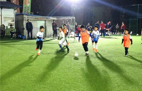 小孩踢足球的好处有哪些