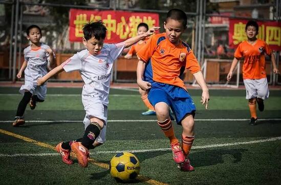 小孩踢足球的好处有哪些
