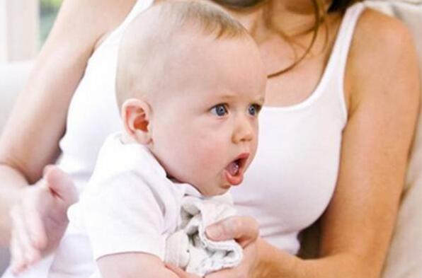 新生儿睡觉打嗝怎么办
