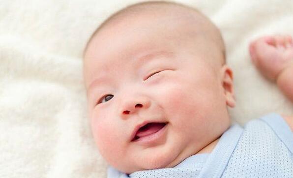 怎么判断宝宝是否对眼 如何纠正