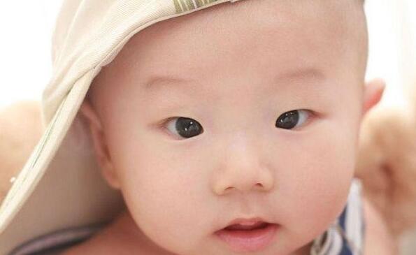 怎么判断宝宝是否对眼 如何纠正
