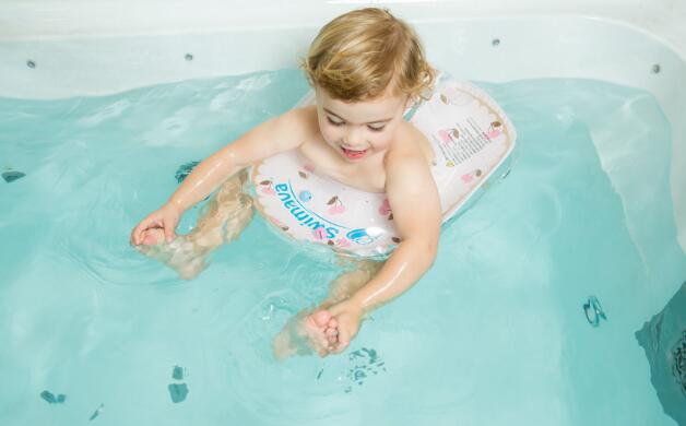 婴儿游泳的好处及注意事项