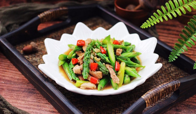 炒芦笋要焯水吗