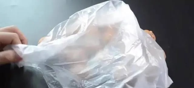 核桃怎么剥 一个塑料袋就搞定