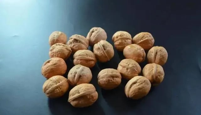 核桃怎么剥 一个塑料袋就搞定