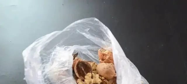 核桃怎么剥 一个塑料袋就搞定