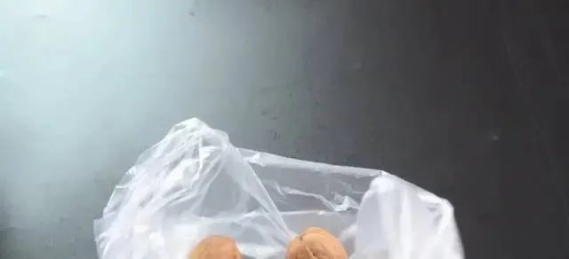 核桃怎么剥 一个塑料袋就搞定