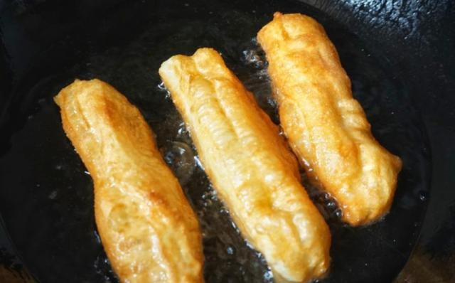 晚上发面早上炸油条的做法