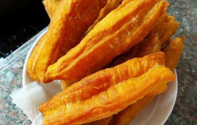 晚上发面早上炸油条的做法