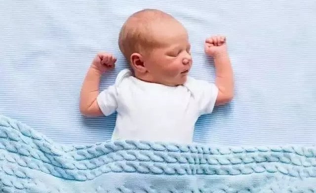 婴儿什么时候用枕头