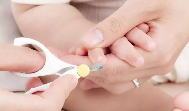 给宝宝剪指甲这件事，很多家长都做错了