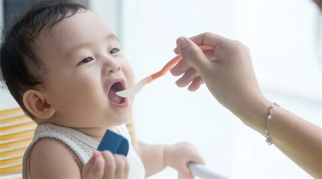 孩子自主吃饭的黄金期是什么时候