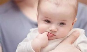 婴儿吃手要不要阻止