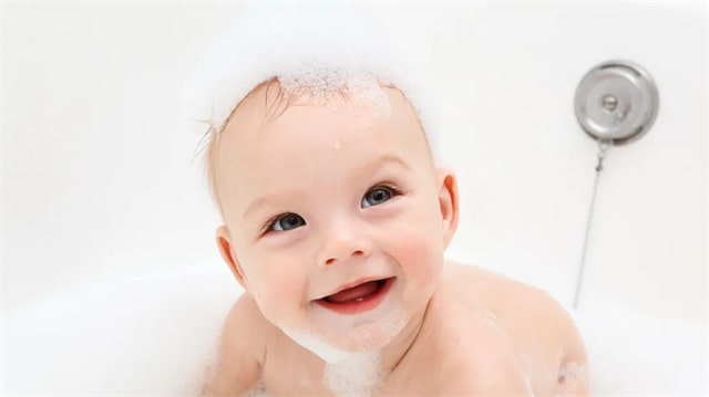 新生婴幼儿洗澡多长时间洗一次澡？