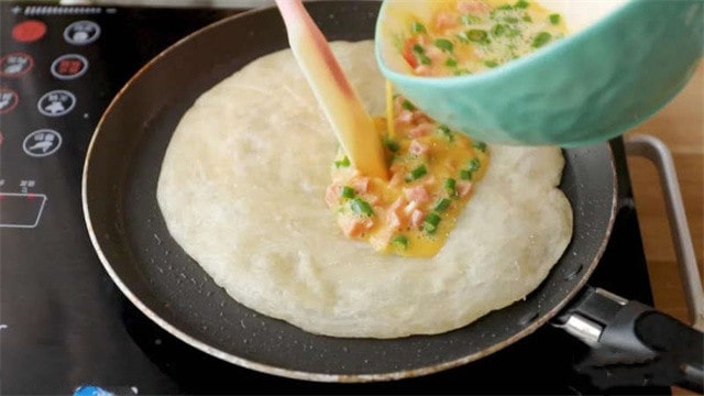 鸡蛋手抓饼的做法