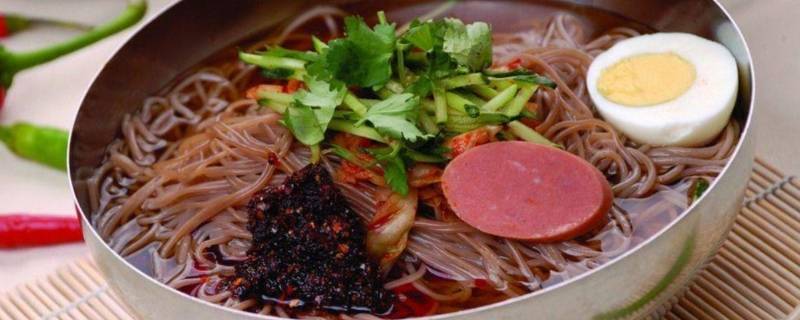 老边饺子、李连贵熏肉大饼、坛肉、沈阳回头、炸鸡架、朝鲜冷面等。  1、老边饺子：是沈阳特产，历史悠久。老边饺子之所以久负盛名，主要是选料讲究，制作精细，造型别致，口味鲜醇，它的独到之处是调馅和制皮。  2、李连贵熏肉大饼：熏肉大饼就是源自沈阳李连贵熏肉大饼。由于李家的酱肉干净、烂乎、浓香，大饼柔软、层清、酥香，所以李连贵家的店每天都门庭若市，来品尝大饼的食客络绎不绝。  3、坛肉：制作坛肉要选用五花肉和瘦肉，切成方的肉块，先在锅中炒糖色然后急火爆炒肉块呈金黄透亮的颜色，再放面酱，姜片，葱段，蒜瓣，盐，大料，腐乳，老抽等调料，最后再用文火炖制既成。  4、沈阳回头：沈阳回头是一种清真食品，主要是用牛肉为馅制作而成，一般是将薄薄的面皮包上牛肉馅后叠成长方形用油锅煎制，煎好的回头色泽金黄，口味鲜香，油而不腻，是早餐的最佳选择。  5、炸鸡架：鸡架就是整鸡去肉，只剩骨头和骨头上附带的少许肉。虽然属于残余品，但裹粉腌制后，在热油中一炸，等到色泽金黄捞起时，加上特制的酱料和芝麻孜然。  6、朝鲜冷面：冷面汤一般是特调的冷汤，面上铺很薄的牛肉，辣白菜、白煮蛋、黄瓜丝、梨条等。面条细质柔韧，清爽入口，酸辣适中。炎炎夏日吃上一碗冷面既解暑又止渴，冬季吃的话会感到前所未有的清爽。