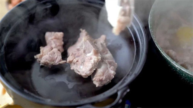 花生莲藕玉米排骨汤的做法