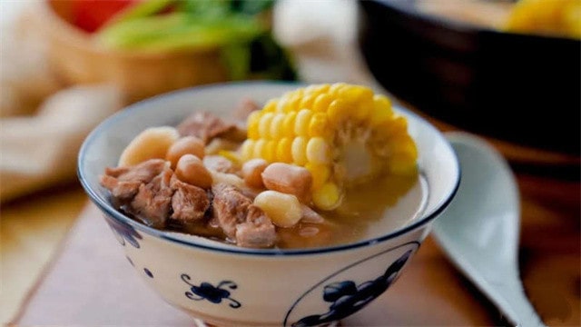 花生莲藕玉米排骨汤的做法