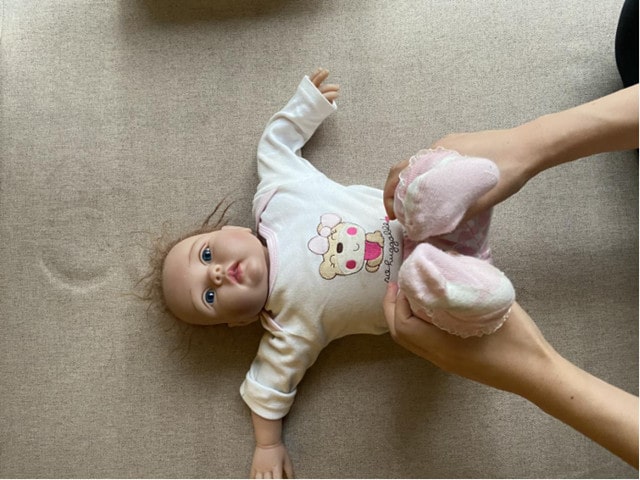 宝宝排气操怎么做？