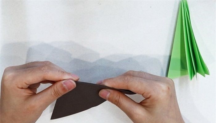 如何用纸折大树