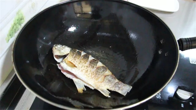 怎么样煎鱼不粘锅的方法