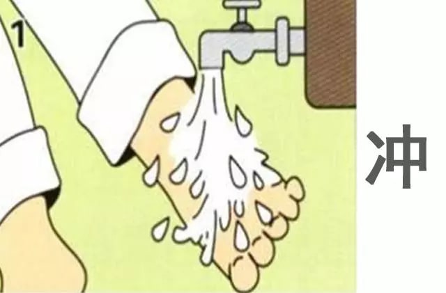 小孩烫伤怎么办，先脱衣服还是先冲水？