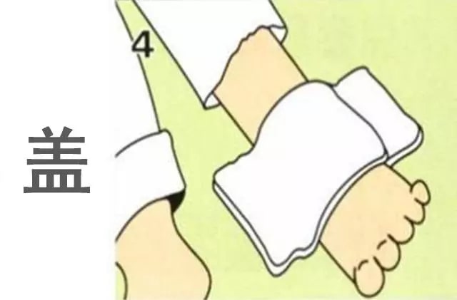 小孩烫伤怎么办，先脱衣服还是先冲水？