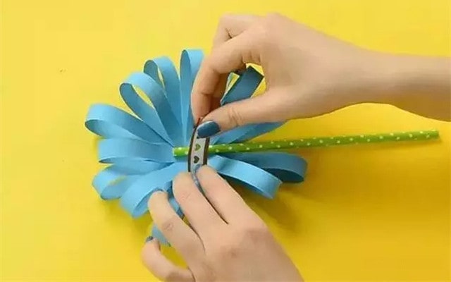 重阳节彩色卡纸手工制作《菊花》