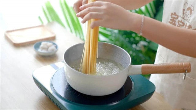 青酱虾仁意面的做法