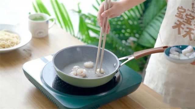 青酱虾仁意面的做法