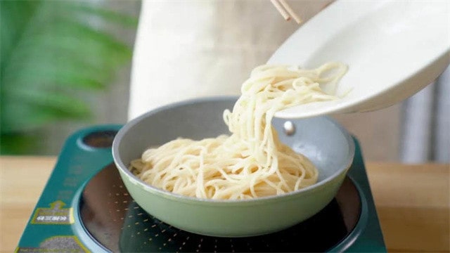 青酱虾仁意面的做法