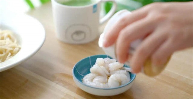 青酱虾仁意面的做法