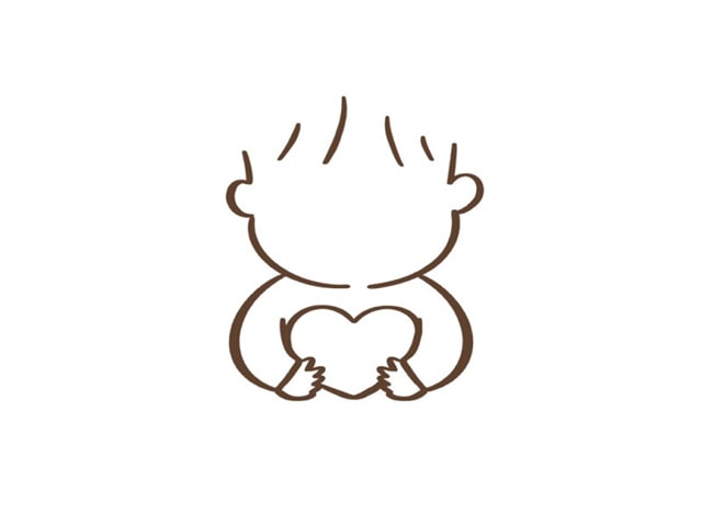 拿着爱心的可爱小女孩简笔画