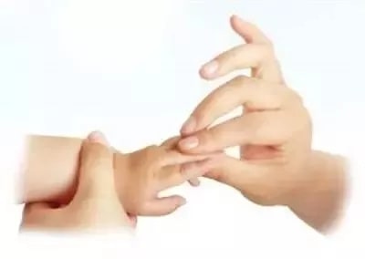 婴儿抚触的好处 婴儿抚触10招式