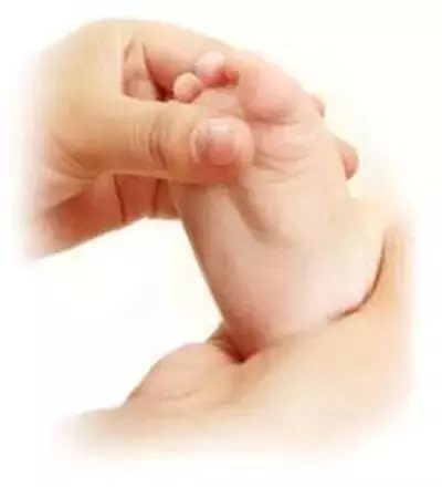 婴儿抚触的好处 婴儿抚触10招式