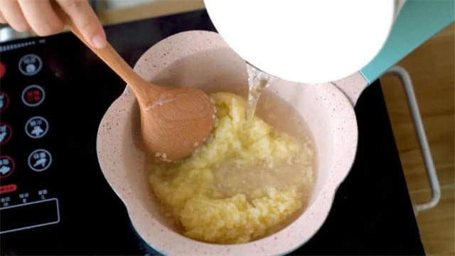 鸡蛋奶酪小米粥的做法