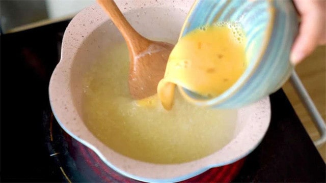 鸡蛋奶酪小米粥的做法