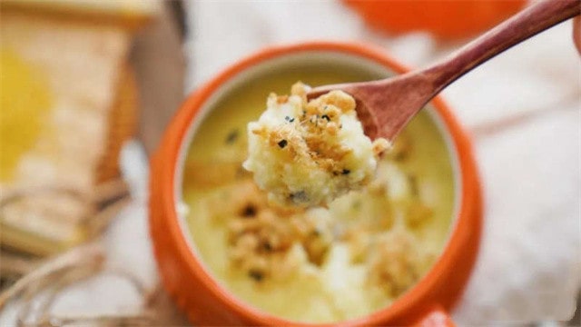 鸡蛋奶酪小米粥的做法