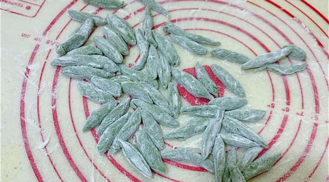 蔬菜肉泥小鱼面的做法 1岁宝宝食谱