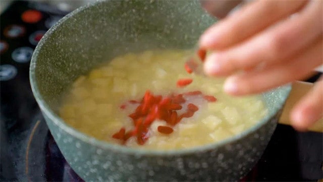 苹果枸杞小米粥的做法