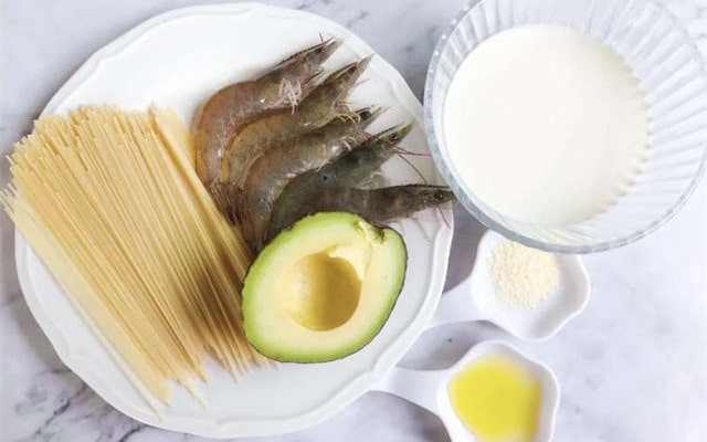 鲜虾牛油果意面的做法