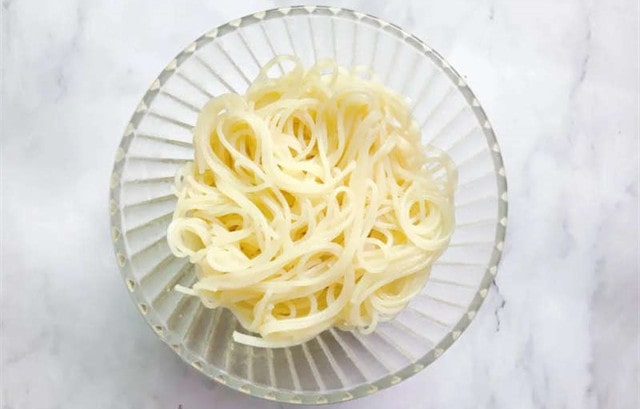 鲜虾牛油果意面的做法