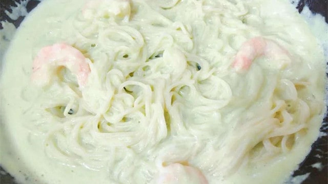 鲜虾牛油果意面的做法