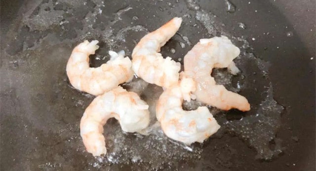 鲜虾牛油果意面的做法