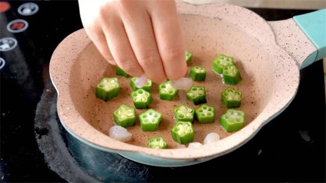 秋葵虾仁蛋饼的做法 一岁半宝宝食谱