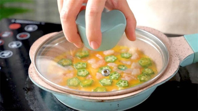 秋葵虾仁蛋饼的做法 一岁半宝宝食谱