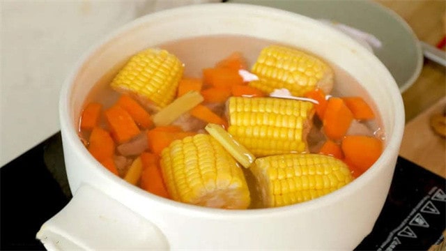 山药玉米胡萝卜排骨汤的做法