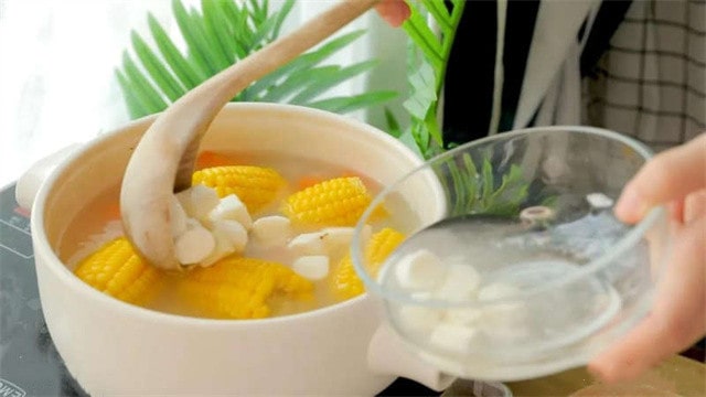 山药玉米胡萝卜排骨汤的做法