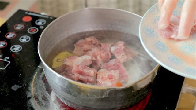 山药玉米胡萝卜排骨汤的做法