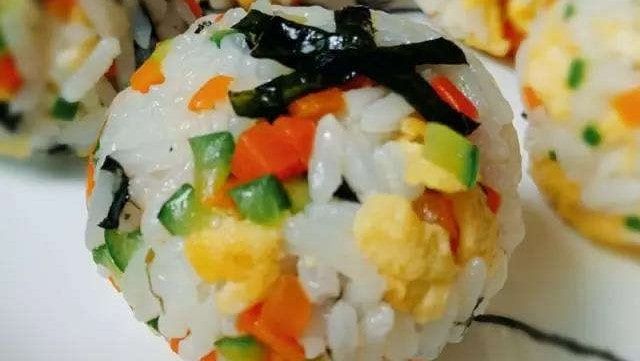 海苔肉松饭团的做法